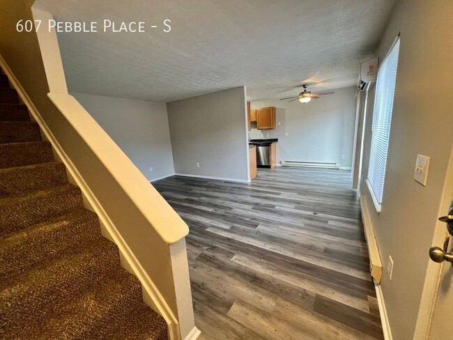 Building Photo - 607 Pebble Pl Dr