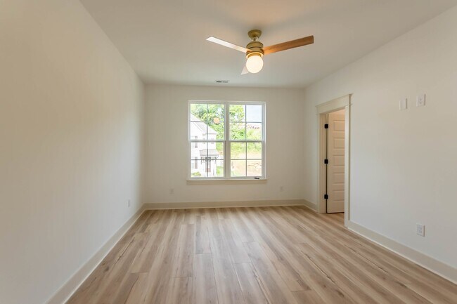 Building Photo - 2 Bed 2.5 Bath End Unit Townhome!
