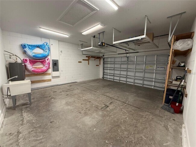 Building Photo - 453 Disa Dr