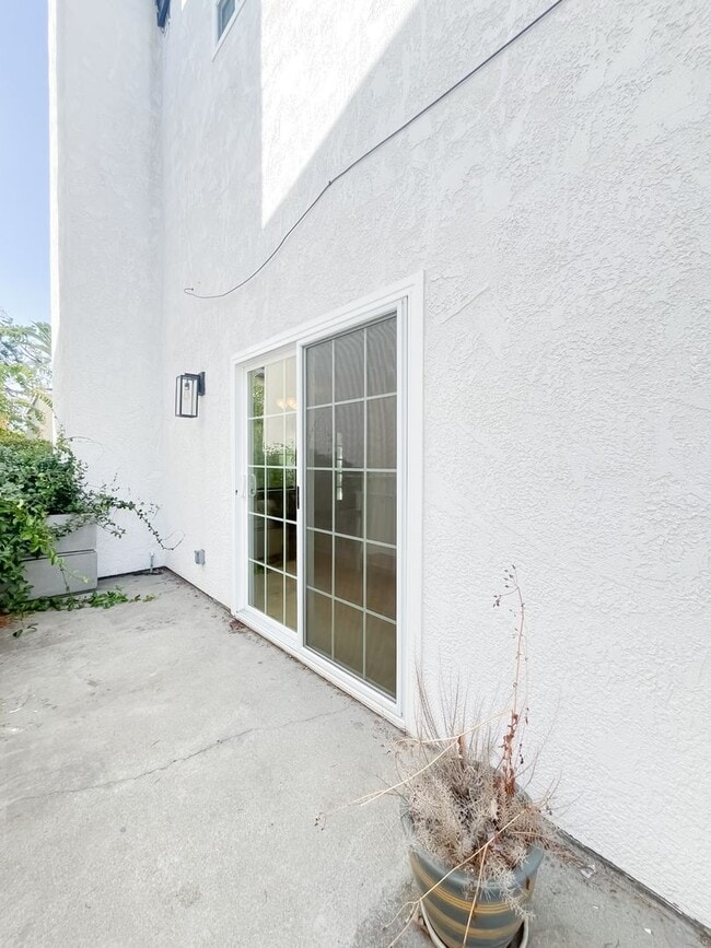 Building Photo - Breathtaking 2-Bedroom Townhome with 2-Car...