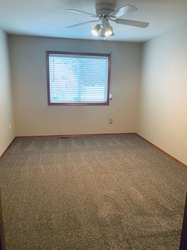 Building Photo - Beautiful Updated Townhome overlooking Mea...