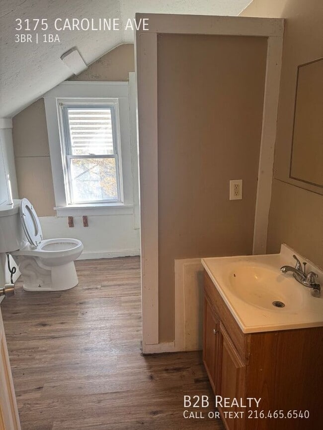 Building Photo - 3175 Caroline Ave