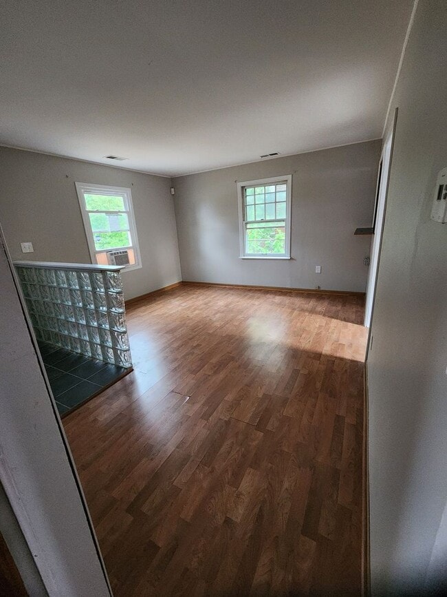 Building Photo - 2 Bedroom Ranch w/ Garage