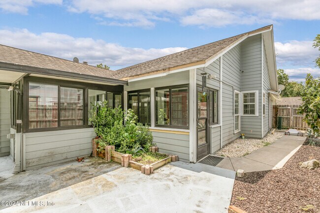 Building Photo - 8621 Goodbys Trace Dr