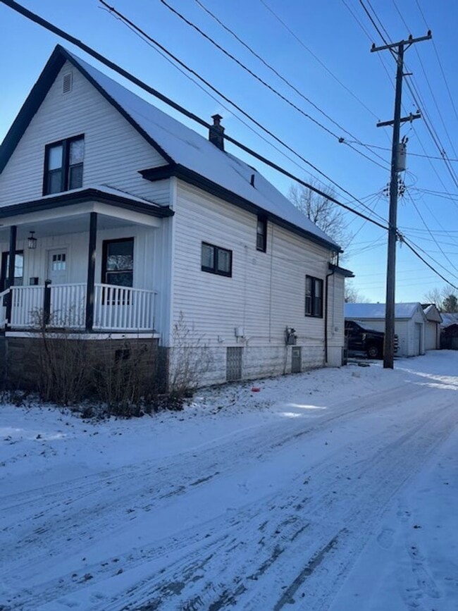 Building Photo - 3 bedroom, 2.5 bath - Modern Home in Wyandotte!