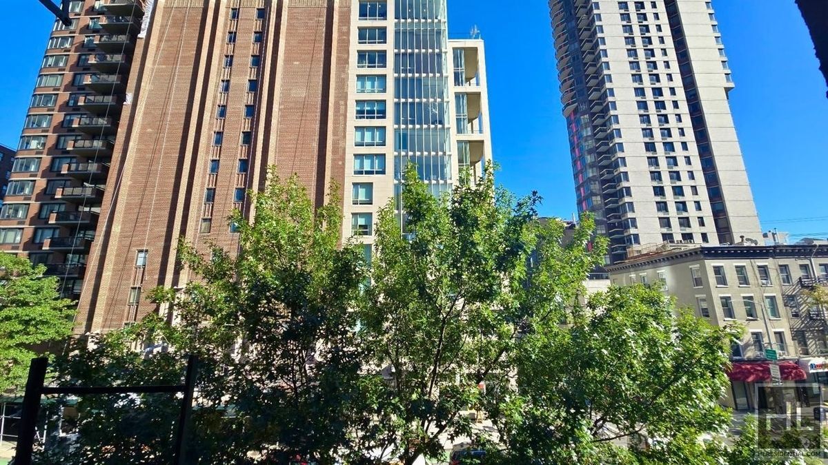 Building Photo - East 61 Street
