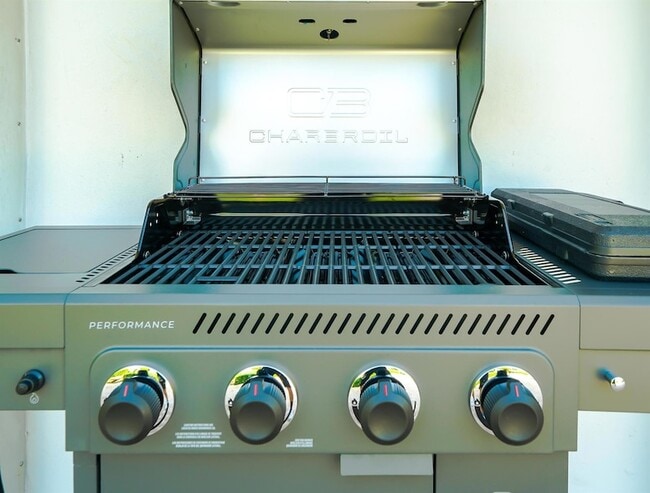 Building Photo - 2531 NE 47th St