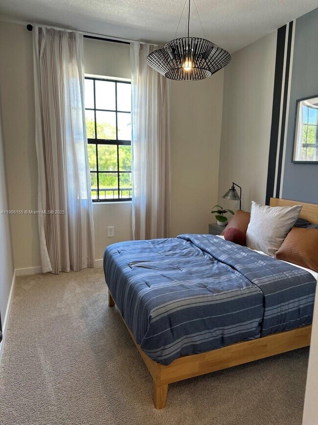 Building Photo - 815 SW 11th Wy