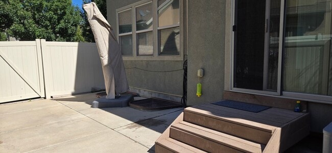 Building Photo - Pet Friendly Beautiful 3 Bed 3.5 Bath in R...