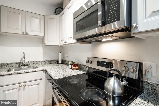 Building Photo - 4004 Beecher St NW