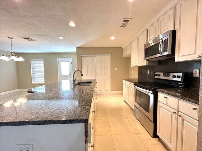 Building Photo - 423 Lee Dr