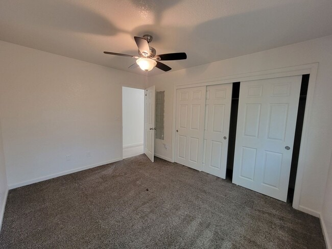 Building Photo - Beautiful 3 Bedroom 2 Bathroom Home in SW Visalia!