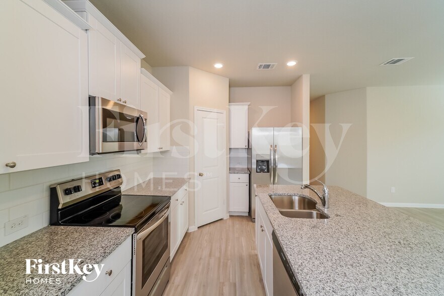 Building Photo - 2704 La Mundial St