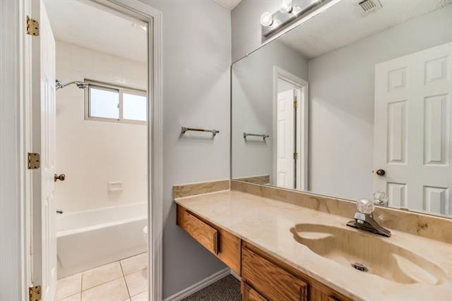 Building Photo - 2031 Lansdown Dr