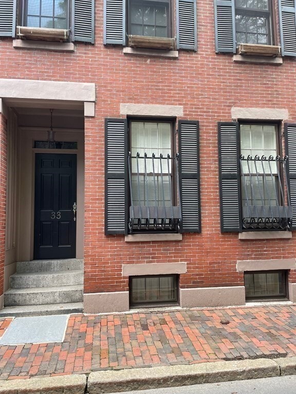 Building Photo - 33 Lawrence St