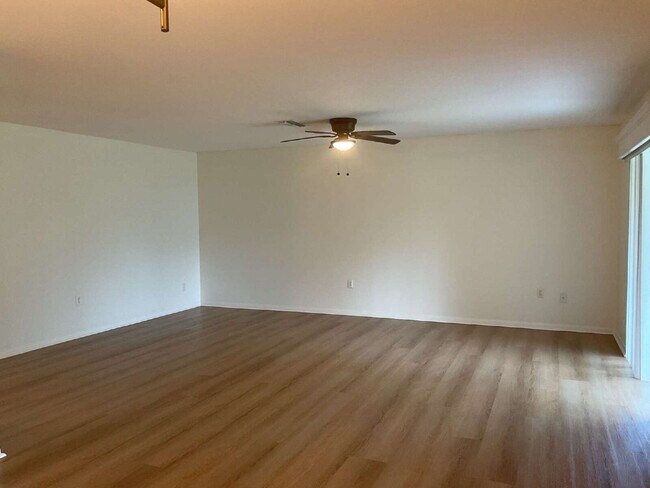Building Photo - Charming 3-Bedroom Oasis with 2 Full Baths...