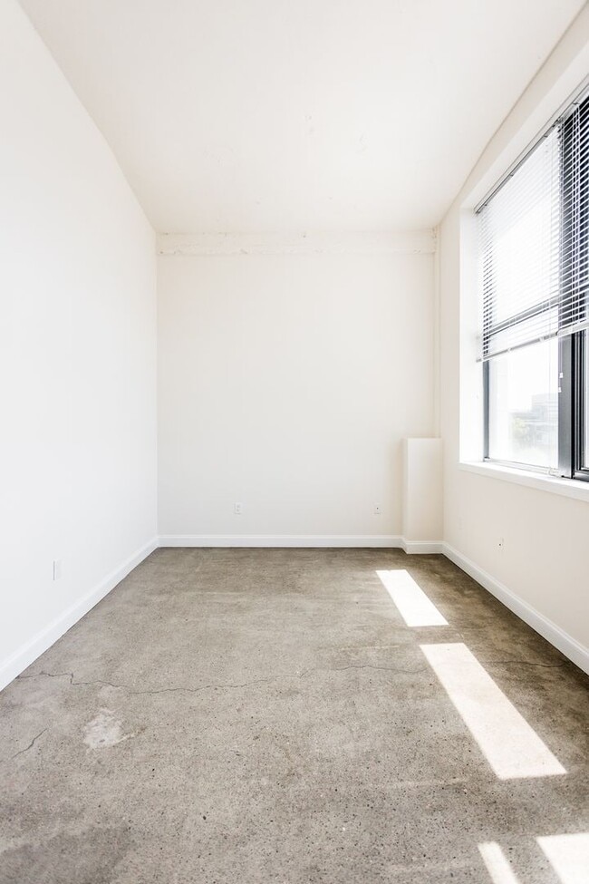 Building Photo - Loft Style One Bed