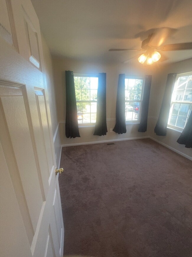 Building Photo - Spacious End-Unit 4 Bedroom Townhome for R...