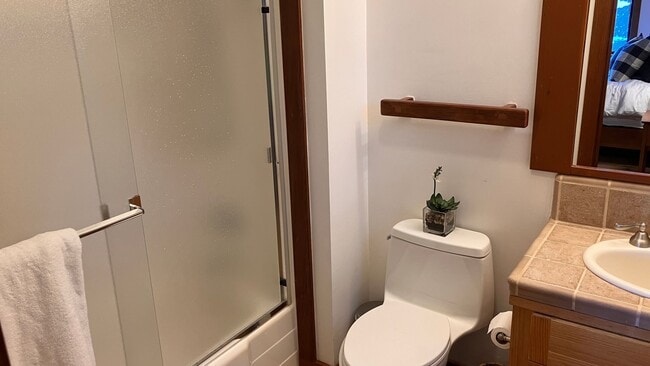 Building Photo - Furnished Lakefront home with amazing Lakeviews