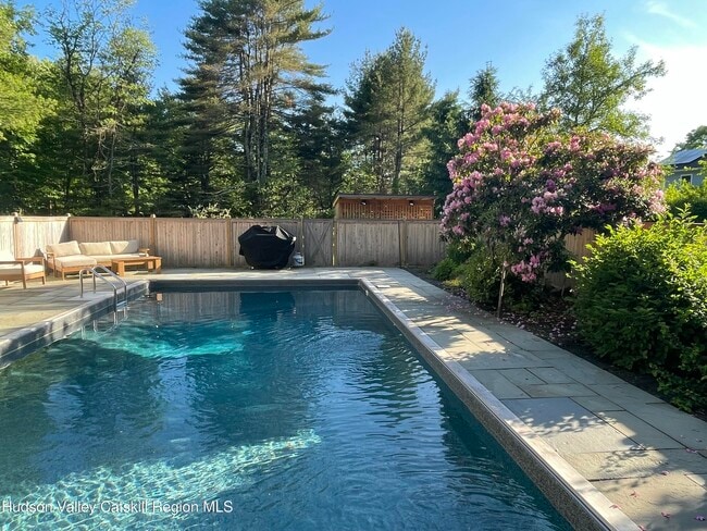 Building Photo - 10 Purdy Hollow Rd