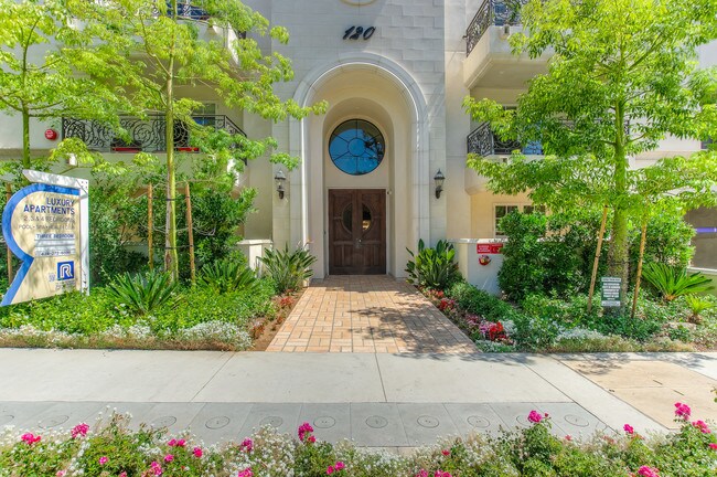 Building Photo - Le Beauvoir Luxury Apartments