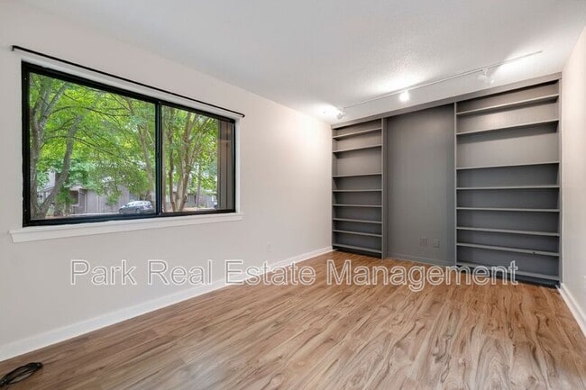 Building Photo - 60 Fernwood Ln