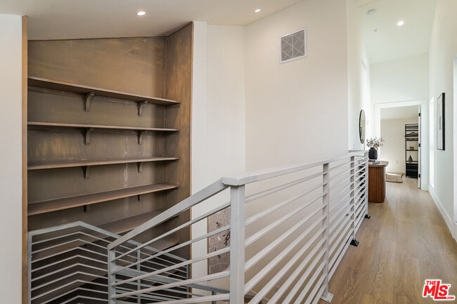 Building Photo - 611 N Virgil Ave