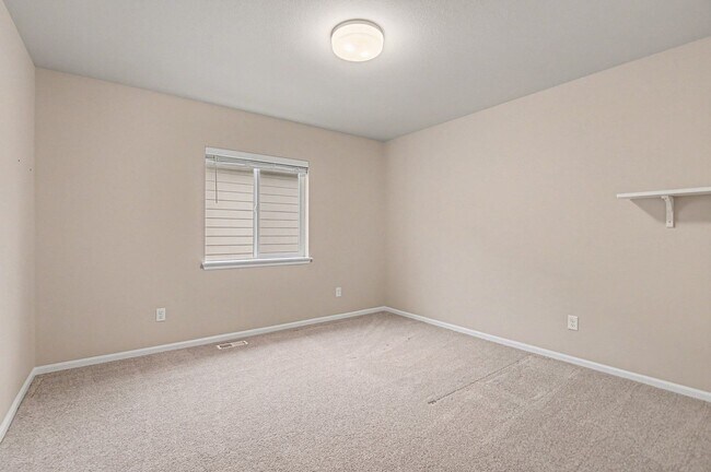 Building Photo - 4 bed 2.5 bath spacious home available for move in NOW