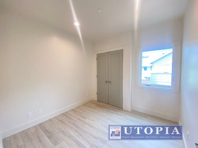 Building Photo - 3Bd/2Ba Townhouse Style Home with Office/Den and Garage- Centrally Located, Easy Commute
