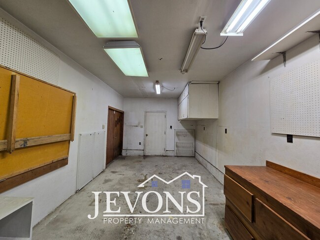 Building Photo - Move-in special: Get $500 off your first month’s rent!