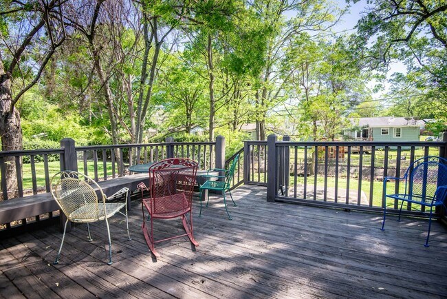 Building Photo - 685 Oakmoor Dr