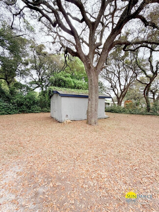 Building Photo - Upgraded 4BR Home with In-Ground Pool in Fort Walton Beach!