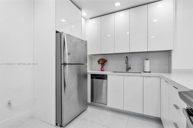 Building Photo - 1980 S Ocean Dr