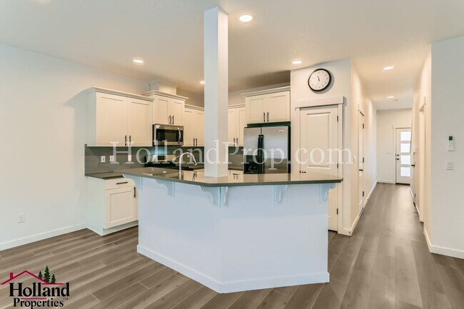 Building Photo - Gorgeous & Spacious Single-Home 3 beds 2.5 bath Available for you!