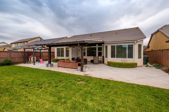 Building Photo - Pristine Harlan Ranch Home