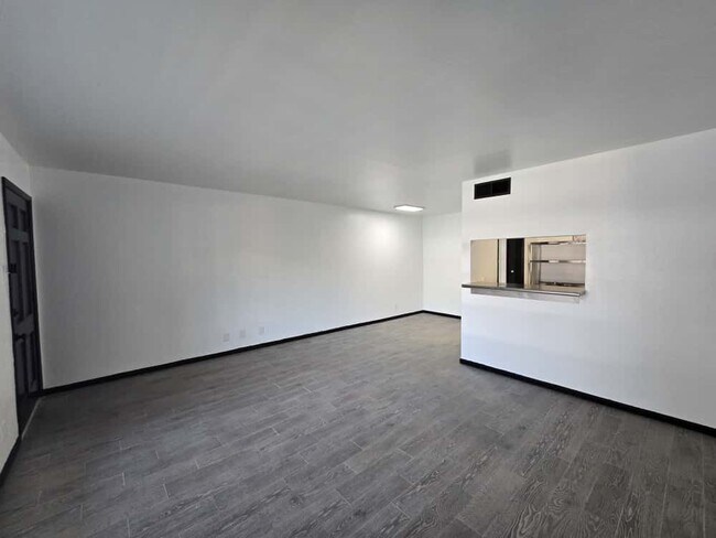 Building Photo - 8401 N New Braunfels Ave