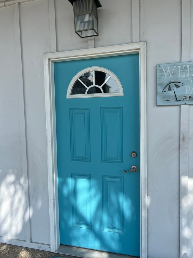 Building Photo - Carolina Beach - One Bedroom Studio/Room -...