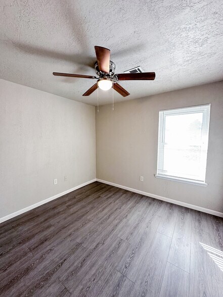 Building Photo - 7603 NW Andrews Ave