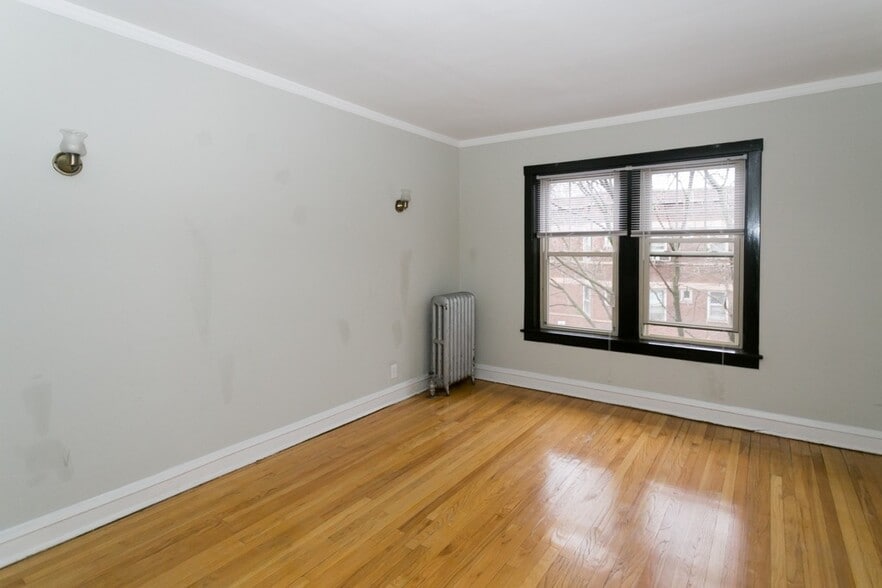 Building Photo - 2242 W Ainslie St