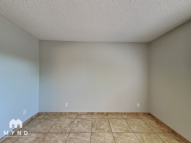 Building Photo - 320 Palo Verde Dr