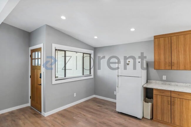 Building Photo - 161 Pecks Ln