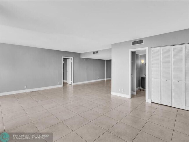Building Photo - 20379 W Country Club Dr