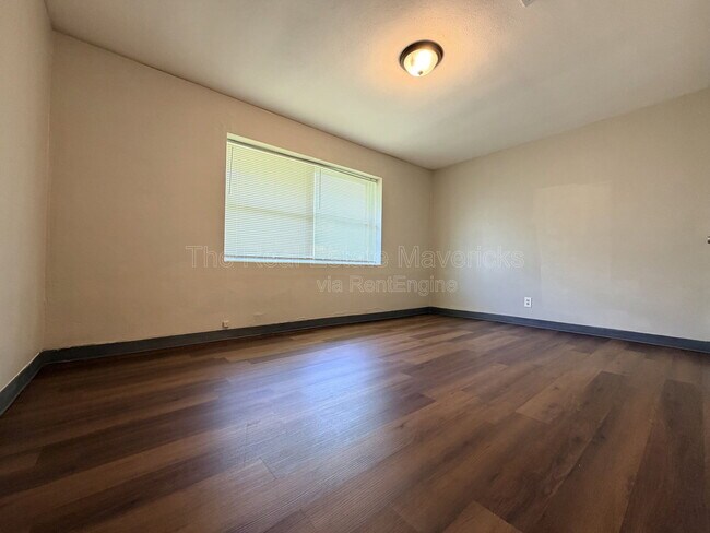 Building Photo - 5601 Belaire Dr
