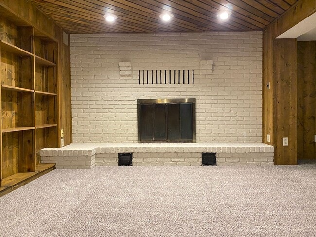 Building Photo - 3 Bedrooms 2 Full Bathrooms Finished Basem...
