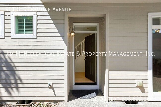 Building Photo - 901 SE Albertine St