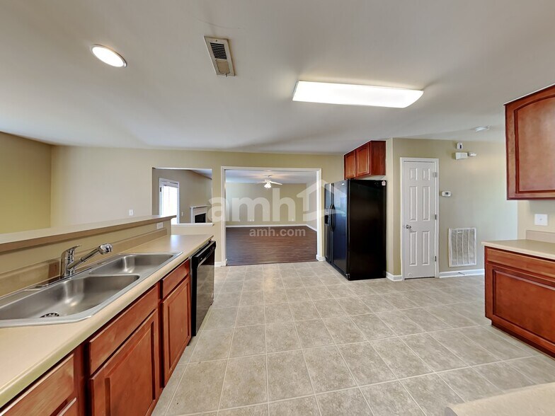 Building Photo - 1008 Golden Crest Dr