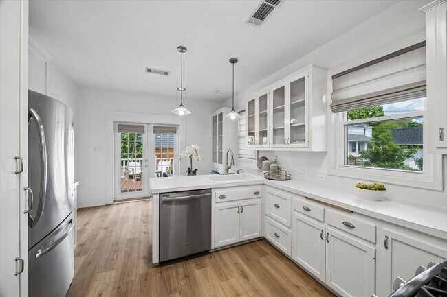 Building Photo - 623 Pecore St