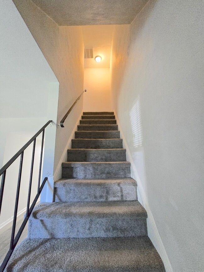 Building Photo - BEAUTIFUL TWO BEDROOM 1.5 BATHROOM APARTME...