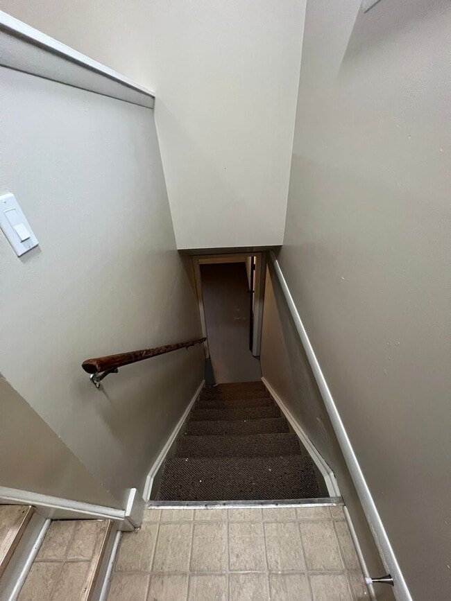 Building Photo - Updated, 2 Bedroom Ranch with Full Basement