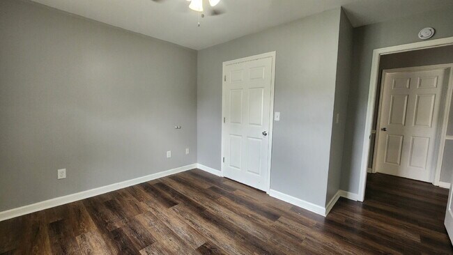 Building Photo - Refreshed 2BR/1BA duplex apartment for rent!